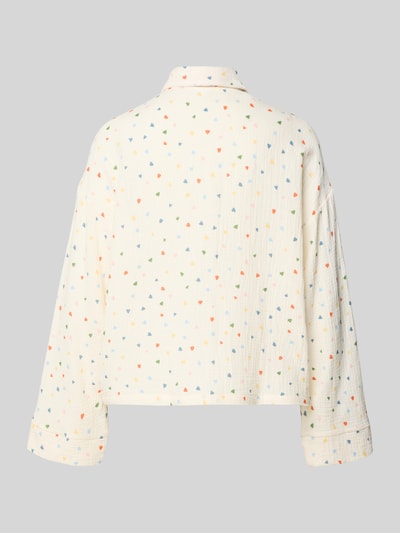 Frauenmodel trägt Relaxed Fit Pyjama-Oberteil im Allover-Look von Jake*s Casual aus reiner Baumwolle mit Hemdblusenkragen, Ganzkörperansicht Rückansicht.