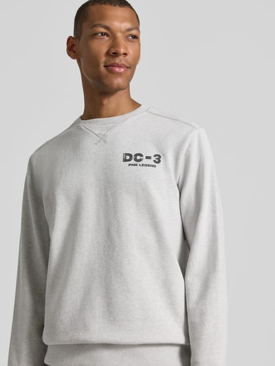 Männermodel trägt Sweatshirt mit Label-Print und Rundhalsausschnitt von PME Legend aus reiner Baumwolle in Hellgrau, Relaxed Fit, Nahaufnahme Oberkörper.