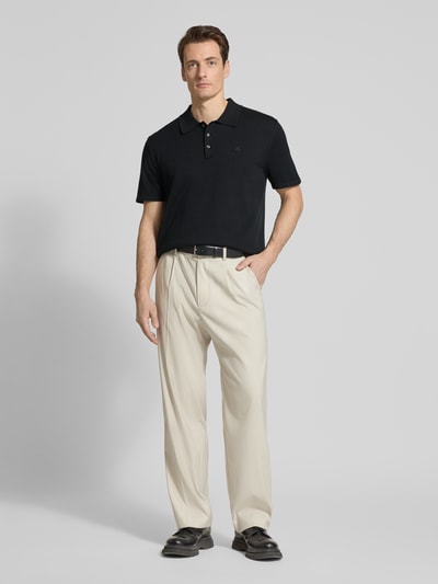 Männermodel trägt Regular Fit Poloshirt in Strick-Optik Modell 'Supima' von CK Calvin Klein aus reiner Baumwolle, ganzkörperansicht von vorne.