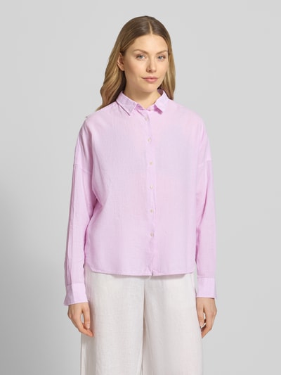 Modelka kobieca nosi Regular Fit Bluse aus Leinen-Baumwoll-Mix Modell 'LUCY' von 0039 Italy, mieszanka lnu i bawełny, kołnierzyk koszulowy, długość tyłu w rozmiarze S: 67 cm, długość rękawów: 46 cm, jasnofioletowy, gładka tekstura, krój regular fit, z przodu na całej długości guziki, bluzka z opuszczonymi ramionami, widoczna struktura tkaniny, widok całej sylwetki z przodu.