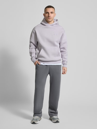 Männermodel trägt REVIEW Hoodie mit Känguru-Tasche in Hellgrau, Baumwollmischung, lockere Passform, Ganzkörperansicht von vorne