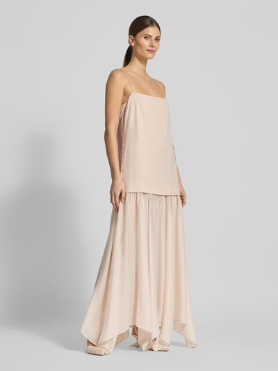 Frauenmodel trägt zweiteiliges Trägerkleid in Maxilänge - curated by Vicky Heiler von SIC, semitransparent, Falten-Optik, Ganzkörperansicht von vorne.