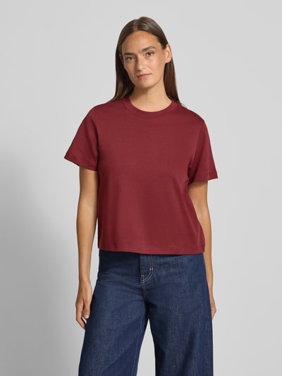 Frauenmodel trägt Regular Fit T-Shirt aus reiner Baumwolle von s.Oliver RED LABEL in Optik: Unifarben, Jersey, Kurzarm, Rundhals, Ganzkörperansicht von vorne.