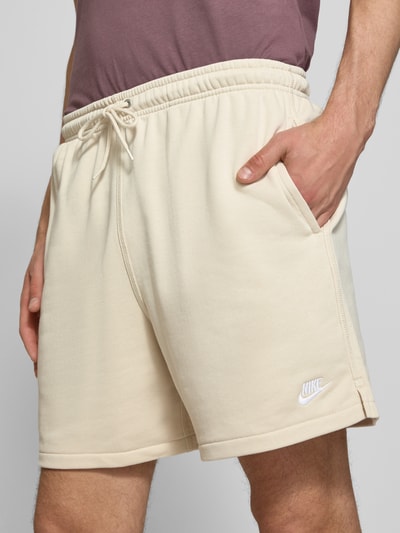 Männermodel trägt Shorts mit Label-Stitching und elastischem Bund von Nike aus Baumwoll-Mix, Relaxed-Fit, Nahaufnahme Oberschenkel.