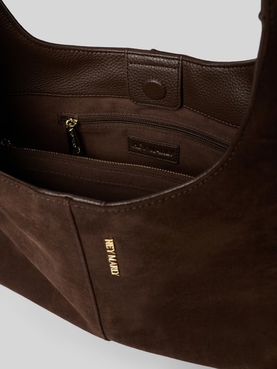 Produktfoto, Detailansicht dunkelbraune Handtasche aus Kalbsleder-Mix Modell 'Alltime Lover' von Hey Marly, Magnetverschluss, Velours-Optik, Logo-Detail, Schulterriemen, Hauptfach mit Reißverschluss