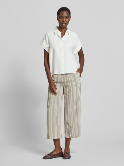Frauenmodel trägt Culotte mit Kordelzug und Eingrifftaschen von Christian Berg Woman, beige mit weißen Streifen, lockerer Sitz, Ganzkörperansicht von vorne.