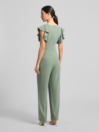Frauenmodel trägt Regular Fit Jumpsuit mit Rüschenbesatz von Swing in Salbeigrün, taillierte Passform, ärmellos, Ganzkörperansicht Rückansicht.