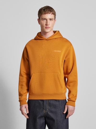 REVIEW Hoodie mit Label-Print Cognac 4