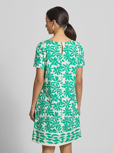 Frauenmodel trägt Relaxed Fit Kleid mit floralem Allover-Print von ROBE LÉGÈRE in Grün und Weiß, elastischer Baumwoll-Mix, Ganzkörperansicht Rückansicht.