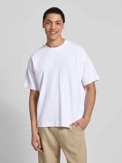 Männermodel trägt T-shirt mit ronde hals model 'BARRON' van Jack & Jones, katoenmix met stretch, regular fit, ruglengte maat M 69 cm, ganzkörperansicht von vorne.
