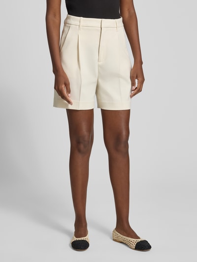 Kobiece model prezentuje Straight Fit Shorts mit Viskose-Anteil Modell 'Tailor' von Copenhagen Muse, elastyczna mieszanka materiałów z dodatkiem wiskozy, krój straight fit, zakładki w pasie, wpuszczane kieszenie, zapięcie na haftkę i zamek błyskawiczny, szerokość w rozmiarze S: 37 cm, długość wewnętrzna nogawki w rozmiarze S: 11 cm, jasny kolor, gładka faktura, całkowity widok z przodu.