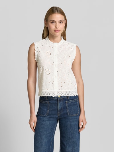 Frauenmodel trägt Relaxed Fit Blusentop aus reiner Bio-Baumwolle Modell 'EMILY' von Vero Moda, efekt: jednolity kolor, haft angielski, okrągły dekolt, listwa guzikowa, bez rękawów, bawełna ekologiczna, Ganzkörperansicht von vorne