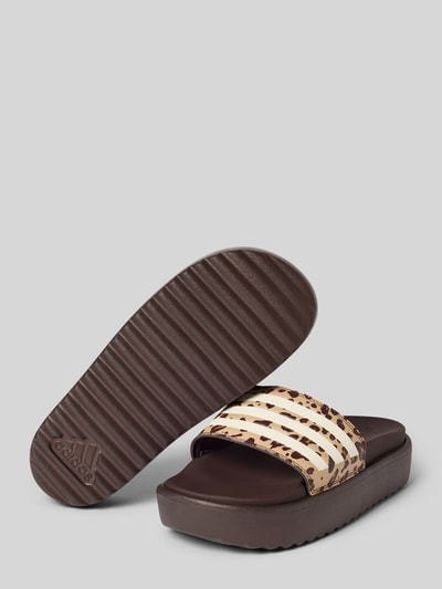 Produktfoto, Badeschuhe mit Label-Prägung Modell 'ADILETTE PLATFORM' von adidas Sportswear, wielokolorowe, wzór w panterkę, otwarta cholewka, platformowa podeszwa, sztrukturyzowana podeszwa, wsuwane