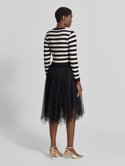 Kobiece modelka nosi Knielanges Kleid aus Viskose-Mix im 2-in-1-Look von Apricot, czarny i biały, Linia a, okrągły dekolt, listwa guzikowa, Długość do kolan, Długość tyłu w rozmiarze S: 107 cm, Szerokość w rozmiarze S: 39 cm, Długość rękawów w rozmiarze S: 58 cm, widok całej sylwetki od tyłu.