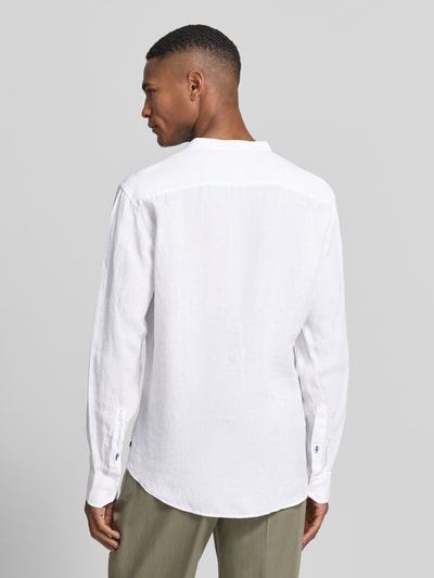 Männermodel trägt Slim Fit Leinenhemd aus reinen Leinen mit Stehkragen von OLYMP Level Five, Langärmelig, Sportmanschetten, Rückenansicht.