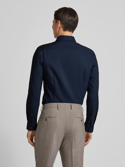 Männermodel trägt Slim Fit Business-Hemd mit Kentkragen von Jake*s, dunkelblau, Material-Mix mit Stretch-Anteil, langärmlig, Sportmanschetten, Rückenlänge 79 cm, Schulterbreite 44 cm, Ärmellänge 67 cm, Ganzkörperansicht Rückansicht.