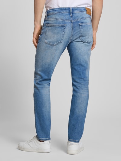 Mężczyznamodel nosi Slim Fit Jeans aus Baumwoll-Mix Modell 'AUSTIN' von Tommy Jeans, jasnoniebieski denim, 5 kieszeni, label patch, twill, Ganzkörperansicht Rückansicht.
