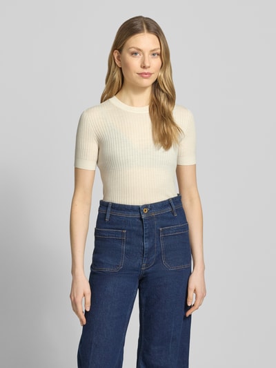 Vrouwenmodel draagt Regular Fit Strick-Shirt aus reiner Wolle van Lacoste, look: effen, regular fit, gestikt logo, ronde hals, korte mouw, rompzoom en mouwboord geribd, fijne ribtricot, materiaal: wol, geheel vooraanzicht