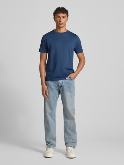 Męski t-shirt z wyhaftowanym logo od Lerros, bawełna, krój regular fit, prążkowany okrągły dekolt, długość tyłu 69 cm, Ganzkörperansicht von vorne.