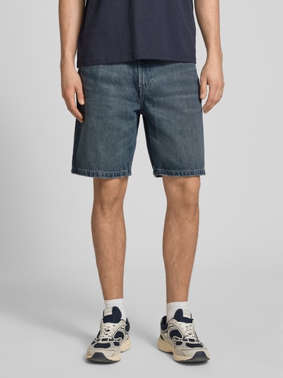 Mężczyzna nosi Loose Fit Jeansshorts aus reiner Baumwolle od Calvin Klein Jeans, stylizowana na denim, krój loose fit, naszywka z logo, szlufki na pasek, zapięcie na guzik i ukryty zamek błyskawiczny, 5 kieszeni, bawełna, całkowity widok z przodu