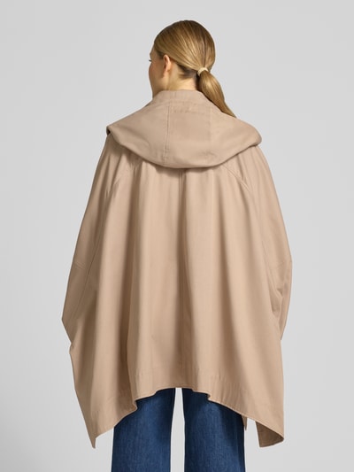 Kobiece modelka nosi Cape mit Kimonoärmeln und Kapuze von Stefanel, beżowy bawełniany miks, krój loose fit, dłuższy tył, szerokość w rozmiarze 1: 50 cm, długość tyłu: 82 cm, szerokość w biuście: 89 cm, długość rękawa: 59 cm, widok sylwetki od tyłu