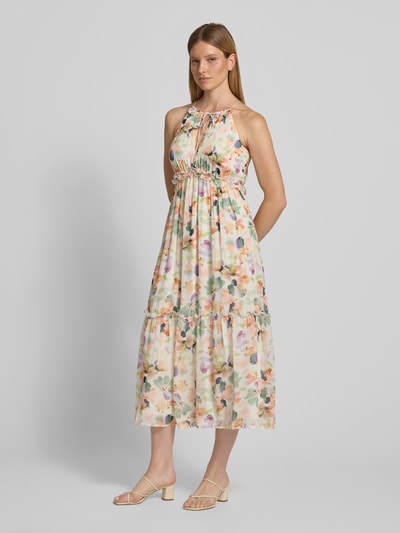Frauenmodel trägt Cocktailkleid mit Rüschen und Cut Out im Rücken von Jake*s Cocktail in Chiffon, A-Linie, Allover-Look, Midikleid, Ganzkörperansicht von vorne. Rückenlänge bei Größe 36: 133 cm, Brustweite: 33 cm, Ärmellänge: 22 cm.