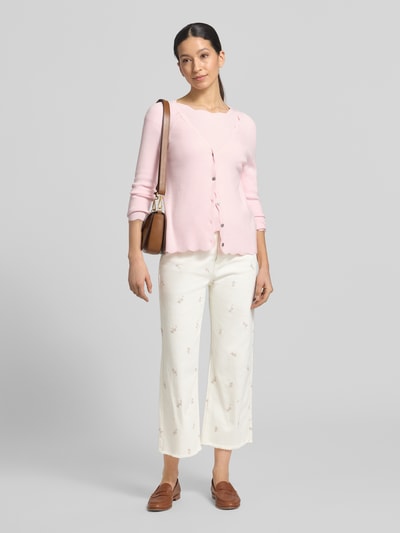 Frauenmodel trägt Straight Leg Jeans mit Embroidery und Fransenkante von Christian Berg Woman, 5-Pocket-Design, Offwhite, Baumwoll-Mix, Ganzkörperansicht von vorne