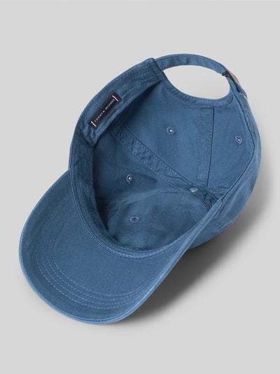 Produktfoto, Basecap aus reiner Baumwolle von Tommy Hilfiger in Uniblau mit Logo-Stitching, Denim-Textur, verstellbarer Riegel.