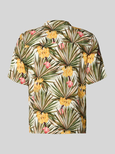 Männermodel trägt Regular Fit Freizeithemd aus reiner Viskose von Shiwi mit floraler Allover-Print, Reverskragen, kurzärmelig, Ganzkörperansicht Rückansicht.