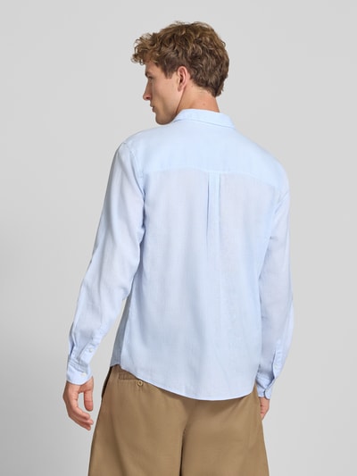Męski model nosi Regular Fit Freizeithemd aus Leinen-Baumwoll-Mix Modell 'PAYTON' von Pepe Jeans, jasnoniebieski, jednokolorowy, cieniowana przędza, kołnierzyk typu kent, listwa guzikowa na całej długości, wyhaftowane logo, długi rękaw, mankiet, pas na plecach z kontrafałdą, mieszanka lnu i bawełny, widok całej sylwetki z tyłu.
