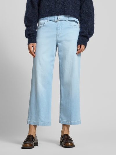 Frauenmodel trägt Jeans mit weitem Bein und Gürtel Modell 'Linn City' von Angels, hellblau, Baumwoll-Mix, Nahaufnahme Oberkörper.