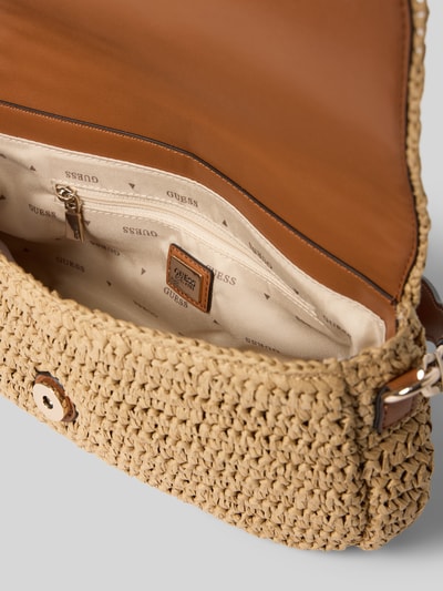 Produktfoto, Shoulder Bag in Flecht-Optik Modell 'OFELIA' von Guess, efekt plecionki, detal z logo, główna przegroda z klapką, zapięcie na magnes, kieszeń wewnętrzna zapinana na zamek błyskawiczny, odpinany pasek na ramię, szerokość w rozmiarze 1: 28 cm, długość w rozmiarze 1: 16 cm, głębokość w rozmiarze 1: 6 cm, długość paska na ramię w rozmiarze 1: 130 cm