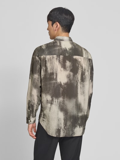 Männermodel trägt Relaxed Fit Freizeithemd mit Kentkragen Modell 'SALUAN' von Samsøe Samsøe aus Viskose-Mix, abstraktes Muster, Sportmanschetten, abgerundeter Saum, verlängerter Rücken, Rückenlänge 79 cm, Schulterbreite 48 cm, Ärmellänge 60 cm, Ganzkörperansicht Rückansicht.