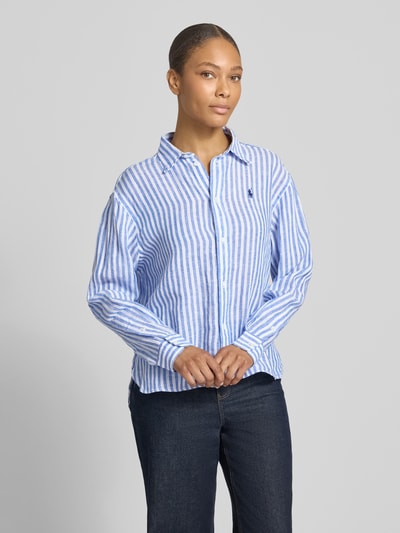 Frauenmodel trägt Boxy Fit Leinenbluse mit Allover-Muster von Polo Ralph Lauren in Blau-Weiß gestreift, reines Leinen, Nahaufnahme Oberkörper.