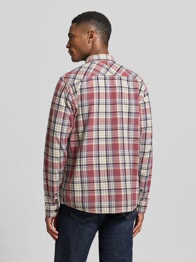 Męski model nosi Regular Fit Freizeithemd mit Kentkragen und Label-Stitching od PME Legend z bawełny, krój regular fit, listwa guzikowa, wyhaftowane logo, długość tyłu w rozmiarze M: 67 cm, szerokość ramion w rozmiarze M: 45 cm, długość rękawów w rozmiarze M: 68 cm, dominujące kolory: bordo, beż, granat, wzór w kratę, tekstura miękka, widok całej sylwetki z tyłu.
