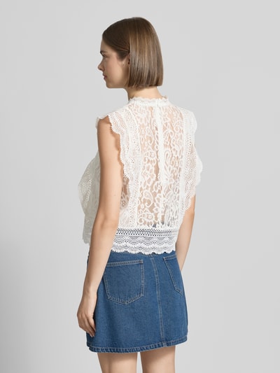 Frauenmodel trägt Slim Fit Blusentop mit Baumwoll-Viskose-Lyocell-Anteil Modell 'KARO' von Only, Optik: Unifarben, Ganzkörperansicht Rückansicht.