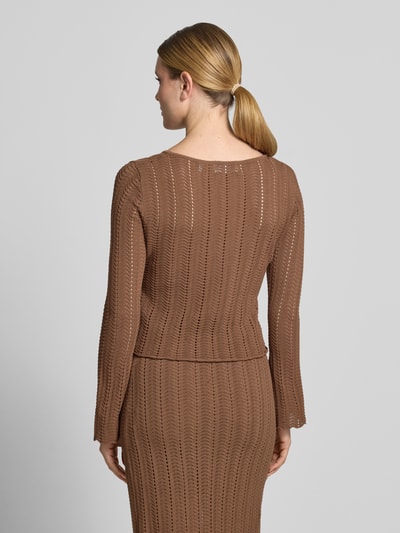 Frauenmodel trägt Cardigan mit V-Ausschnitt und Knopfleiste von Rich & Royal aus Reine Baumwolle, Straight Fit, Ajour-Strick, braun, Rückenlänge 52 cm, Ärmellänge 62 cm, Ganzkörperansicht Rückansicht.