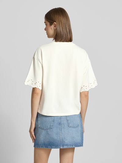 Frauenmodel trägt Damen T-Shirt Boxy Fit T-Shirt aus Baumwoll-Mix Modell 'CHILLI SUMMER' von Pieces, Optik: Unifarben, Passform: Regular-Fit, Applikation: Lochstickdetails, Rundhals-Ausschnitt, Ärmelabschluss: Muschelsaum, Material: Baumwoll-Mix, Ganzkörperansicht Rückansicht.