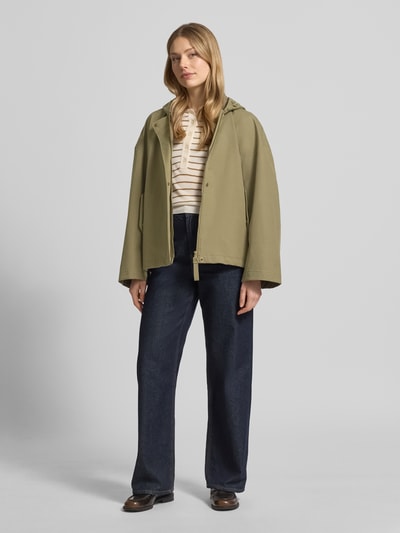 Frauenmodel trägt Jacke mit Kapuze und versiegelten Nähten Modell 'ELLE' von G-LAB, Lyocell-Mix, Gerader-Schnitt, Ganzkörperansicht von vorne.