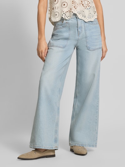 Vrouwenmodel draagt Wide Leg Jeans met opgestikte steekzakken model 'ZOEL' van Bash, puur katoen, wide fit, 5-pocketmodel, knoop- en ritssluiting, lichtblauw; vooraanzicht hele lichaam.