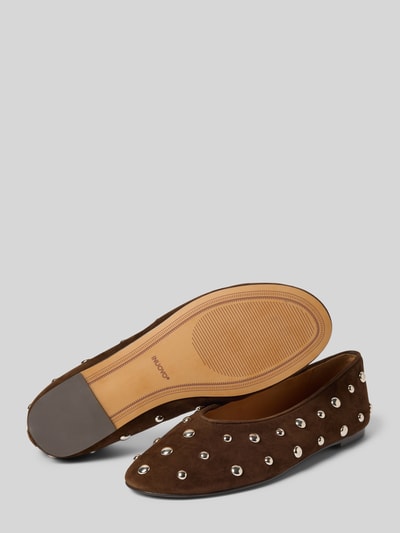 Produktfoto, Ballerinas aus Leder mit Nieten von INUOVO, Damen Ballerinas, Echtes Leder, Abgerundete-Spitze, Schlupfform, Absatzhöhe 1 cm, Schafthöhe 7 cm, Schaftweite 19 cm, braune Farbe, runde Metallnieten, matte und glatte Textur