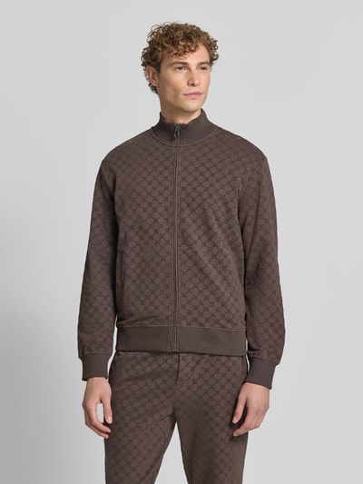Männermodel trägt Loose Fit Sweatjacke aus Baumwoll-Mix Modell 'Kend' von JOOP! in Braun mit Muster, Herren Sweatjacke, Ganzkörperansicht von vorne.
