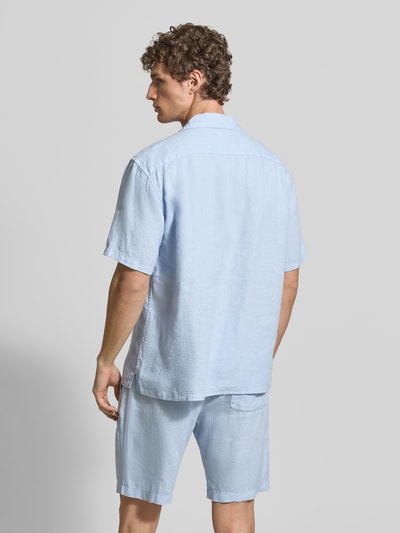 Männermodel trägt Regular Fit Leinenhemd mit Reverskragen von MCNEAL in Hellblau, reine Leinenstruktur, Rückenansicht, Kurzarm, lockere Passform, Knopfleiste, Rückenlänge bei Größe M 71 cm, Schulterbreite 50 cm, Ärmellänge 30 cm, Ganzkörperansicht Rückansicht.