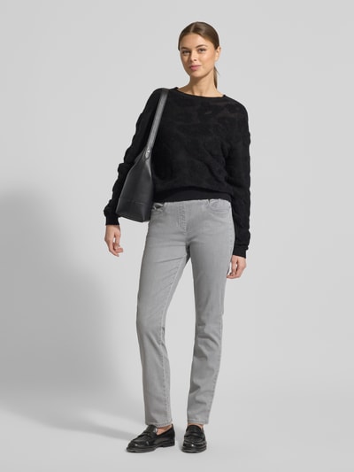 Kobiece modelka nosi Straight Fit Jeans mit Lyocell-Anteil Modell 'Pamina' von Raphaela By Brax, szare, mieszanka bawełny i lyocellu, elastyczny pas, wpuszczane i tylne kieszenie, szerokość w rozmiarze 36: 36 cm, długość wewnętrzna nogawki: 77 cm, widok całej sylwetki z przodu.