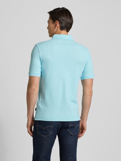 Männermodel trägt Slim Fit Poloshirt mit Strukturmuster von bugatti in Hellblau aus reiner Baumwolle, Rückansicht Ganzkörperansicht.