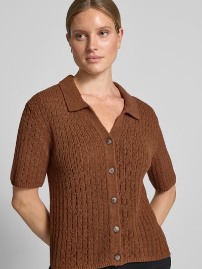 Frauenmodel trägt Cardigan mit Polokragen und 1/2-Arm von Fynch-Hatton im Strukturmuster, braun, Baumwoll-Mix, Nahaufnahme Oberkörper