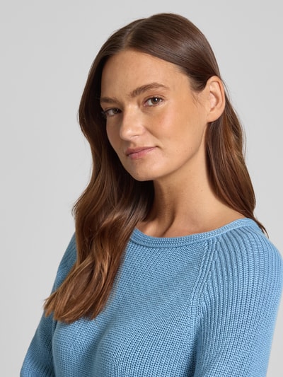 Frauenmodel trägt Regular Fit Strickpullover aus reiner Baumwolle von Marc O'Polo, Optik: Unifarben, Materialverarbeitung: Strick, Nahaufnahme Oberkörper.
