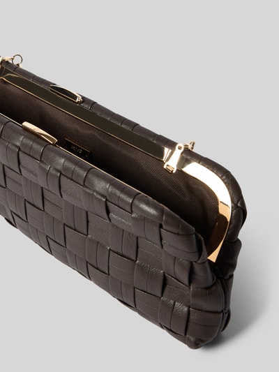 Produktfoto, Clutch mit echtem Kupfer Modell 'Selva' von Mango, dunkelbraunes Strukturmuster, goldfarbene Metall-Details, Schnallenverschluss, abnehmbarer Schulterriemen, rechteckige Form, Maße 28x12x3 cm, Hauptfach sichtbar