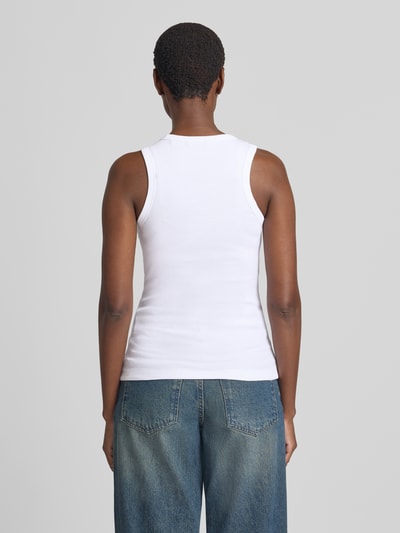 Frauenmodel trägt weißes Slim Fit Tanktop aus Baumwoll-Mix Modell 'Ilesso' von OPUS, kombiniert mit blauer Jeans, Ganzkörperansicht Rückansicht.