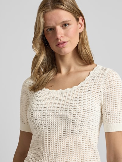 Frauenmodel trägt Damen T-Shirt aus reiner Baumwolle Modell 'SCOUT' von Pieces in Optik: Unifarben, Slim-Fit, Struktur, Semitransparente-Optik, U-Ausschnitt, Kurzarm, Ärmelabschluss gerippt, Rumpfabschluss gerippt, Strick, Nahaufnahme Oberkörper.
